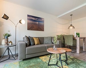 Appartement Bos en Duin 32 in De Dennen, Texel biedt een knusse binnenruimte met gezellige zithoek en sfeervolle decoratie.