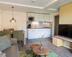 Open keuken en eetruimte in Appartement Bos en Duin 32, De Dennen, Texel met moderne voorzieningen voor een comfortabel verblijf.