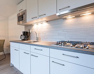 Volledig uitgeruste keuken in Appartement Bos en Duin 32, De Dennen, Texel met moderne apparatuur en stijlvol design.