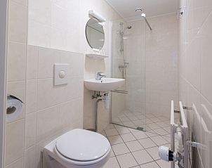 Moderne badkamer in Appartement Bos en Duin 32, De Dennen, Texel met inloopdouche en stijlvolle tegels.