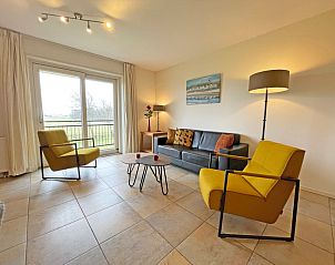 Essecke im Appartement Bos en Duin 41, De Dennen, Texel mit stilvollen Mbeln und Blick auf die Natur.