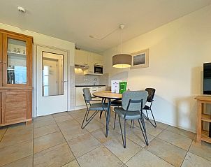 Luxurises Badezimmer im Apartment Bos en Duin 41, De Dennen, Texel mit Badewanne und moderner Einrichtung.