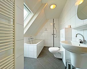 Schlafzimmer mit Doppelbett im Appartement Bos en Duin 41, De Dennen, Texel mit schner Aussicht auf die Natur.