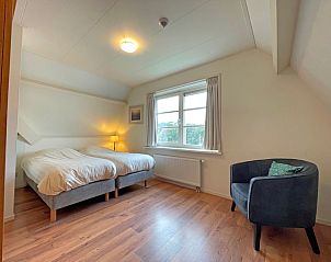 Zweites Schlafzimmer im Appartement Bos en Duin 41, De Dennen, Texel mit zwei Einzelbetten und viel Tageslicht.