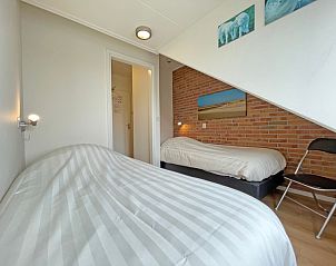 Cozy bedroom with two single beds in Apartment Bos en Duin 34, De Dennen, Texel.