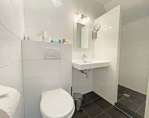 Modern bathroom with shower in Apartment Bos en Duin 34, Texel.