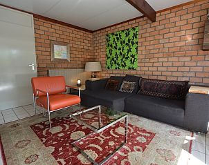 Stilvolles Interieur des Bungalows Verste Coogh 70 in De Dennen, Texel, mit moderner Einrichtung.