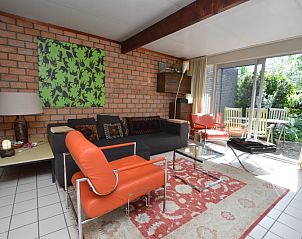 Helles Wohnzimmer im Bungalow Verste Coogh 70, De Dennen, Texel mit Blick auf die Terrasse.