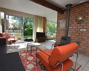 Gerumiges und sonniges Wohnzimmer des Bungalows Verste Coogh 70 in De Dennen, Texel mit groen Fenstern.