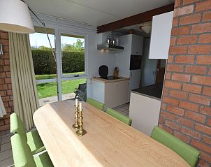 Offene Kche im Bungalow Verste Coogh 70, De Dennen, Texel mit modernen Annehmlichkeiten.