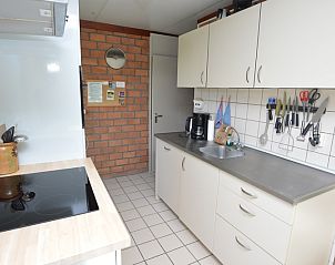 Praktische Kche des Bungalows Verste Coogh 70 in De Dennen, Texel, mit viel Stauraum.