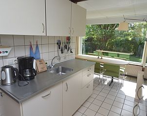 Gerumige Kche im Bungalow Verste Coogh 70, De Dennen, Texel mit Blick auf das Esszimmer.