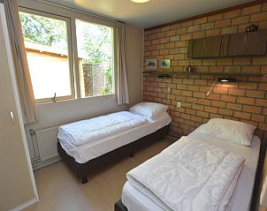Schlafzimmer mit zwei Betten im Bungalow Verste Coogh 70, De Dennen, Texel fr eine komfortable Nachtruhe.