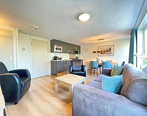 Gerumiges Wohnzimmer im Appartement Bos en Duin 21, De Dennen, Texel mit moderner Einrichtung und gemtlicher Sitzecke.
