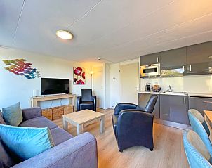 Essecke im Appartement Bos en Duin 21, De Dennen, Texel mit hellen und modernen Mbeln.
