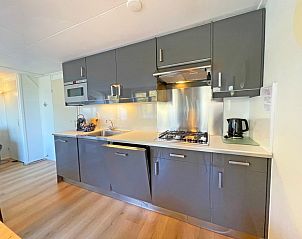 Zweites Schlafzimmer im Appartement Bos en Duin 21, Texel mit Blick auf die grne Umgebung von De Dennen.