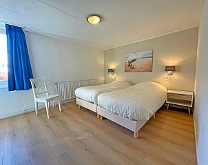 Drittes Schlafzimmer im Appartement Bos en Duin 21, De Dennen, Texel mit einem frischen und hellen Look.
