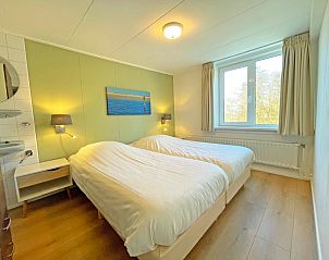 Modernes Badezimmer im Appartement Bos en Duin 21, Texel, mit gerumiger Dusche und glatter Oberflche.