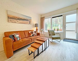 Stijlvolle zithoek in Appartement Bos en Duin 08, De Dennen, Texel. Comfort en rust met uitzicht op de tuin.