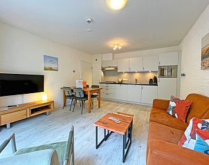 Ruime woonkamer van Appartement Bos en Duin 08, De Dennen, Texel. Open keuken en eetruimte met veel daglicht.