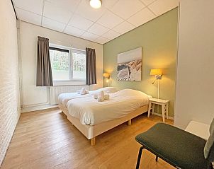 Sfeervolle slaapkamer in Appartement Bos en Duin 08, De Dennen, Texel. Twee eenpersoonsbedden en rustgevende kleuren.