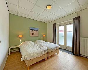 Comfortabele slaapkamer in Appartement Bos en Duin 08, De Dennen, Texel. Toegang tot buitenruimte en veel licht.