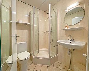 Frisse badkamer in Appartement Bos en Duin 08, De Dennen, Texel. Moderne douche en wastafel met praktische indeling.