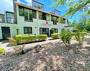 Buitenkant van Appartement Bos en Duin 08, De Dennen, Texel. Groene omgeving en moderne architectuur.