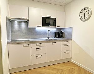 Moderne keuken in Appartement Bos en Duin 04, De Dennen, Texel, volledig uitgerust voor een comfortabel verblijf.