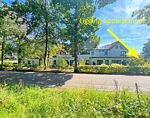 Ligging van Appartement Bos en Duin 04 in De Dennen, Texel, met groene omgeving en gemakkelijke toegang tot natuur.