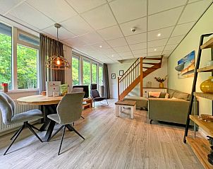 Gezellige zithoek in Appartement Bos en Duin 23, De Dennen op Texel, perfect voor ontspanning na een dag in de natuur.