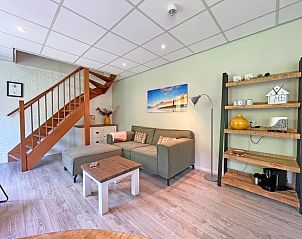 Stijlvolle eetruimte in Appartement Bos en Duin 23, Texel, met houten tafel en comfortabele stoelen voor een gezellige maaltijd.