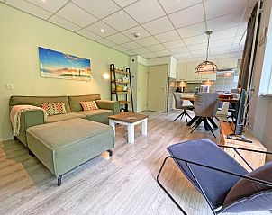 Open keuken in Appartement Bos en Duin 23, De Dennen, Texel, voorzien van moderne apparatuur en veel natuurlijk licht.