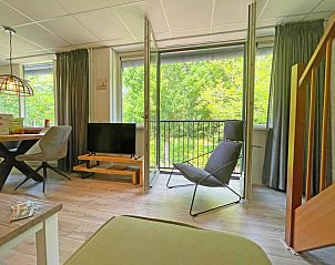 Lichte slaapkamer in Appartement Bos en Duin 23, De Dennen, Texel met uitzicht op de groene omgeving en een knusse ambiance.