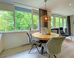 Grote zithoek met comfortabele bank in Appartement Bos en Duin 23, Texel, ideaal voor ontspanning na een dag verkennen.