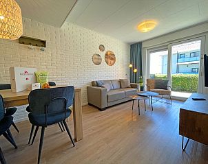 Gemtliches Wohnzimmer des Appartements Bos en Duin 11 in De Dennen, Texel mit bequemer Sitzecke.