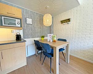 Essecke mit Holztisch im Appartement Bos en Duin 11, De Dennen, Texel, ideal fr gemtliche Mahlzeiten.