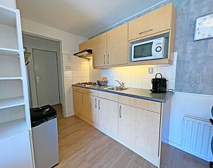 Moderne Kche im Apartment Bos en Duin 11, De Dennen, Texel mit allen notwendigen Gerten.