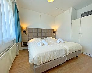Komfortables Schlafzimmer mit Doppelbett im Appartement Bos en Duin 11, De Dennen, Texel.