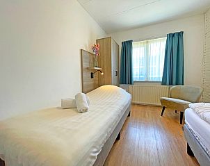 Gerumiges Schlafzimmer mit Einzelbetten im Appartement Bos en Duin 11, De Dennen, Texel.