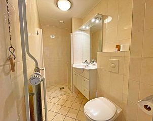 Gepflegtes Badezimmer mit Dusche und Waschbecken im Appartement Bos en Duin 11, De Dennen, Texel.