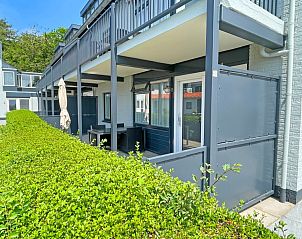 Private Terrasse des Apartments Bos en Duin 11 in De Dennen, Texel mit Gartenblick.