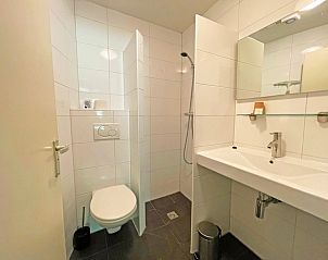Modernes Badezimmer im Appartement Bos en Duin 06, Texel. Stilvolle Einrichtungen fr einen angenehmen Aufenthalt in De Dennen, Waddeninseln.