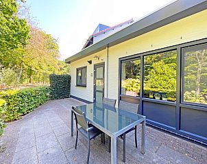 Gerumige Terrasse der Ferienwohnung Bos en Duin 06, Texel. Genieen Sie die Natur in De Dennen, dem idealen Ferienhaus auf den Watteninseln.
