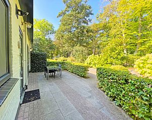 Schattiger Garten im Appartement Bos en Duin 06, Texel. Entspannen Sie sich in der Natur von De Dennen, einer Ferienunterkunft auf den Watteninseln.