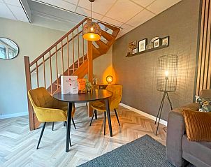 Eethoek met trap in Appartement Bos en Duin 24, De Dennen, Texel. Gezellig vakantieverblijf op de Waddeneilanden.