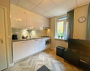 Volledig ingerichte keuken in Appartement Bos en Duin 24, De Dennen, Texel. Perfect vakantiehuis op de Waddeneilanden.