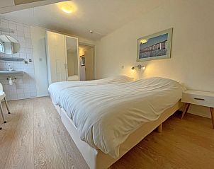 Lichte slaapkamer in Appartement Bos en Duin 24, De Dennen, Texel. Rustgevend vakantieverblijf op de Waddeneilanden.