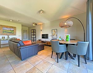 Stilvolles Wohnzimmer im Appartement Bos en Duin 37, De Dennen, Texel mit moderner Einrichtung und gemtlicher Sitzecke.