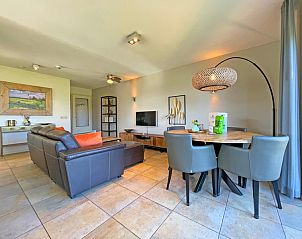 Gerumiges Esszimmer im Appartement Bos en Duin 37, De Dennen, Texel mit Blick auf die Natur und viel natrlichem Licht.